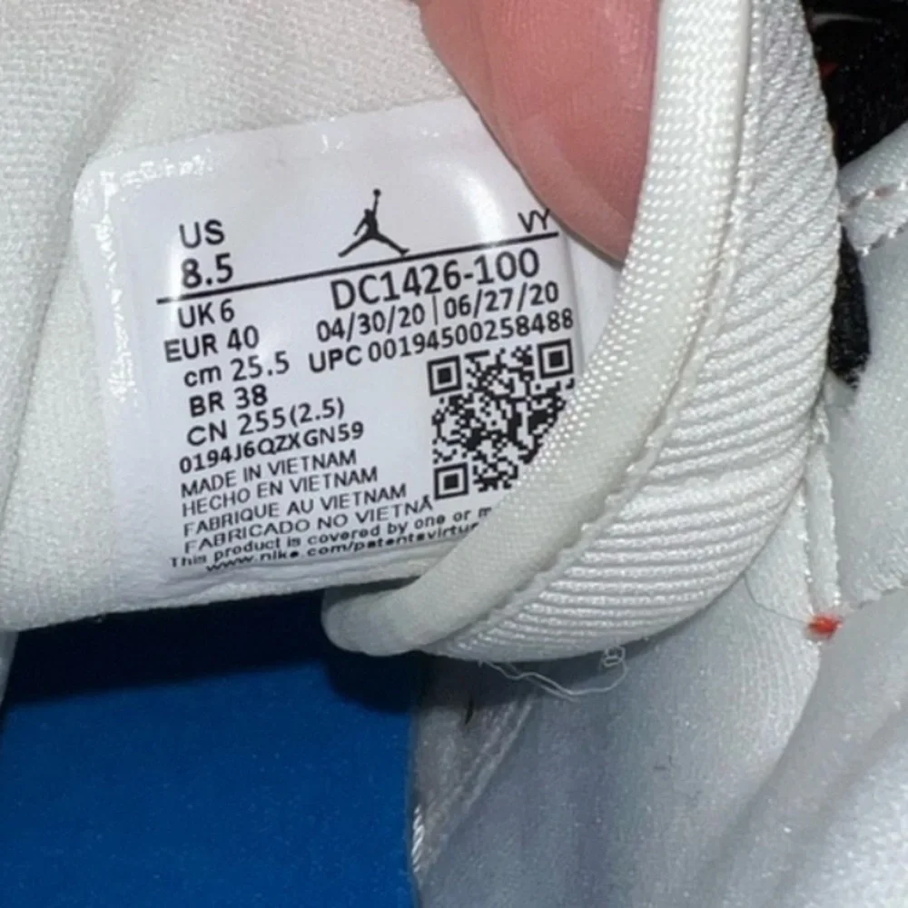 - Nike Air Jordan 1 Mid SE 